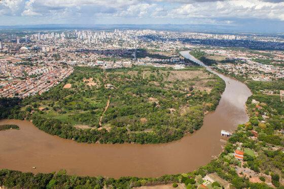Rio Cuiabá "cortando " o perímetro urbano da capital mato-grossense
