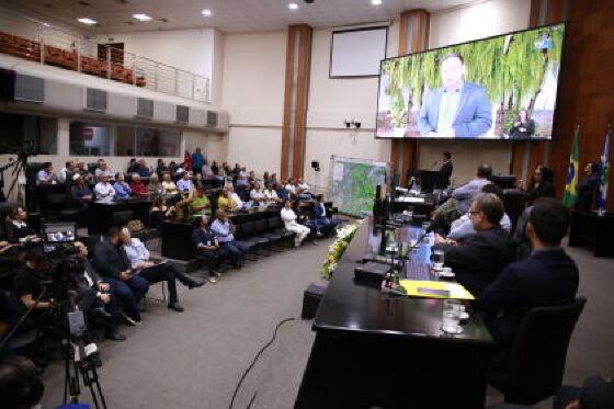 Vídeo do presidente da ALMT, deputado Eduardo Botelho, foi exibido durante a audiência pública