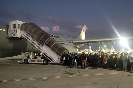 Para recepcionar passageiros que chegam ao Brasil nas aeronaves da Força Aérea Brasileira (FAB), o Ministério da Saúde (MS) disponibilizou quatro voluntárias da Força Nacional do SUS