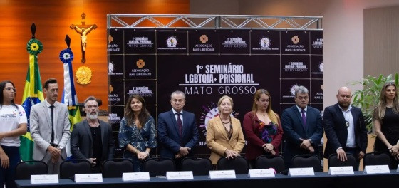 Sandro Augusto aparece na foto oficial usando terno claro 