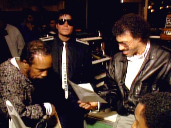 Quincy Jones, Michael Jackson e Lionel Ritchie na gravação de We Are the World: madrugada adentro