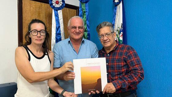 Prefeito Osmar Froner e escritor e historiador João Carlos Vicente Ferreira