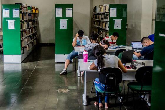 biblioteca estevão de mendonça_com estudantes