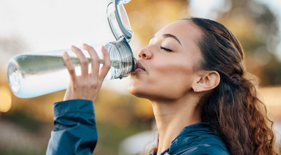 mulher bebe agua clima seco