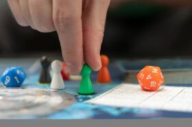 Evento gratuito reúne fãs de jogos de tabuleiro em celebração ao Orgulho Nerd